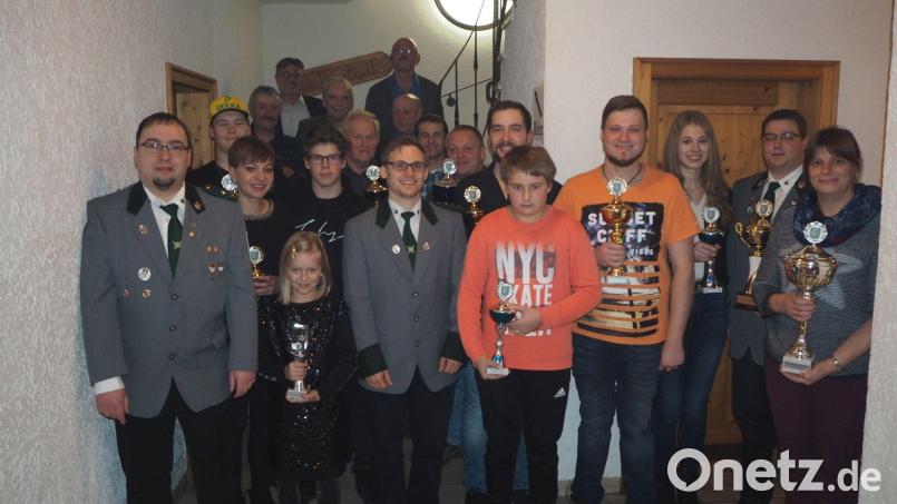 Dank der Spender könnten beim Weihnachtsschießen an die Gewinner tolle Pokale vergeben werden. Bild: gz