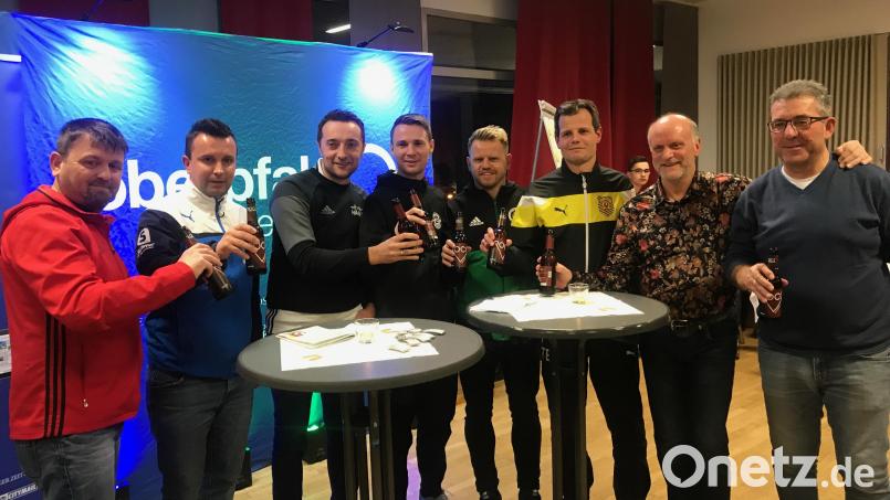Der Oberpfalz-Medien-Cup 2018 war vielleicht nicht das spielerisch beste Turnier, aber erneut ein Höhepunkt zum Ende des Jahres. Darauf stießen die Vereinsverantwortlichen bei der Pressekonferenz an (von links): Roland Lang (SV Grafenwöhr), Martin Kratzer (SV Raigering), Tobias Bernklau (SpVgg Pfreimd), Christian Most (FC Wernberg), Andreas Lang (SV Mitterteich), Thorsten Baierlein (SV Hahnbach), Teammanager Hannes Beer (SpVgg SV Weiden) und Abteilungsleiter Manfred Herrmann (SV Etzenricht). Bild: fle