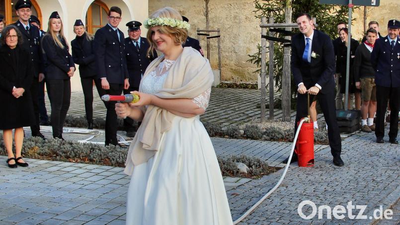 Feuerprobe gleich nach dem Jawort. Wobei – eigentlich war es ja eine Löschprobe. Die forderte die Feuerwehr von ihrem Dienstherrn, Bürgermeister Roman Berr, und seiner Braut Armela. Die beiden sind ganz offensichtlich ein gutes Team, auch an der Kübelspritze. Bild: ds