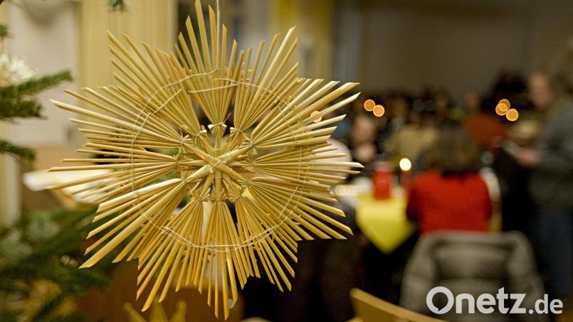 Viele Menschen sind an Weihnachten alleine oder können sich kein warmes Essen leisten. Ein Amberger will ein Zeichen setzen und lädt Fremde zu sich nach Hause ein. Symbolbild: Franziska Kraufmann dpa/lsw