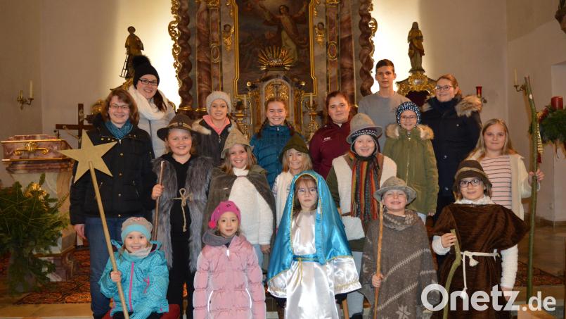 Mit großem Eifer spielten und sangen die Kinder die Herbergssuche in der Christmette in Muschenried. Bild: bej