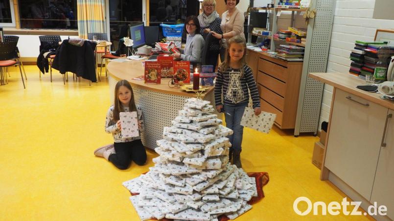 Das Bücherteam sorgte mit zwei Weihnachtsengel für einen sehenswerten Bücherchristbaum. Bild: gz
