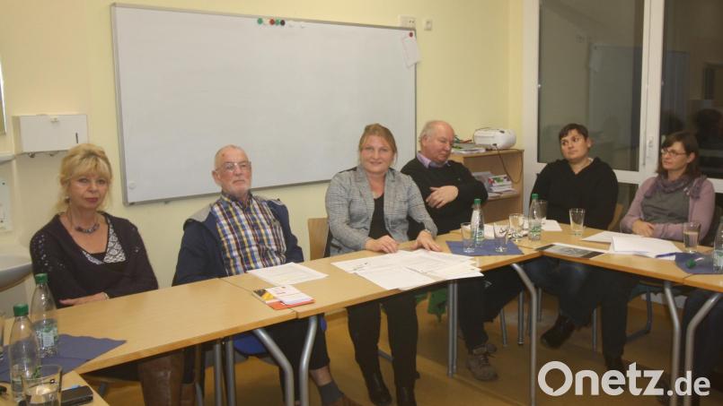 Gut aufgestellt ist die Eschenbacher VHS, doch neue Richtlinien des Volkshochschulverbands erfordern organisatorische Weichenstellungen, die in einer außerordentlichen Mitgliederversammlung im alten Krankenhaus vorbereitet wurden. Von links: Sprachdozentin Giselind Langhans, Vorsitzender Thomas Frankenberger, Geschäftsführerin Angelika Denk, Eckhard Bodner (Außenstelle Pressath), stellvertretende Geschäftsführerin Tatjana Hoff, Barbara Müller (Außenstelle Speinshart). Bild: bjp Bild: bjp