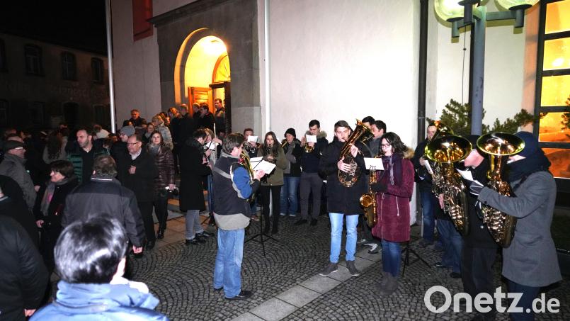 Die Bläsergruppe der Trachtenkapelle unter Leitung von Josef Pflaum spielt am Kirchplatz für die Gläubigen. Bild: fvo