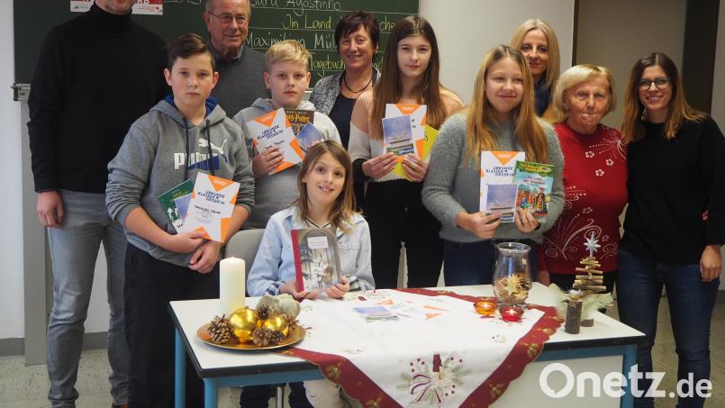 Nico Scherl (sitzend) überzeugte die sechsköpfige Jury und tritt im Februar beim Kreisentscheid in Tirschenreuth an. Bild: jpl