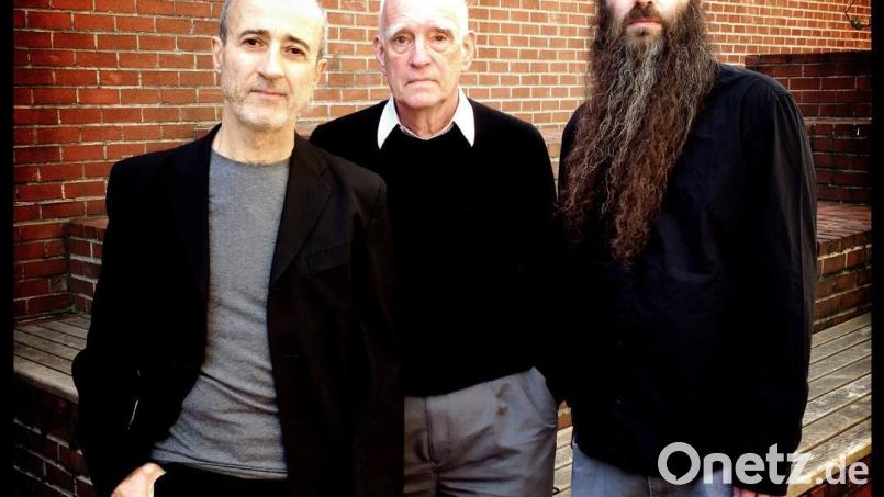Das „New Standard Trio“ mit Bobby Previte (Schlagzeug), Steve Swallow (Bassgitarre) und Jamie Saft (Piano) ist auf den großen Bühnen der Welt unterwegs. Im intimen Ambiente eines kleinen Clubs gewinnt ihre Musik neue Dimensionen. Am 27. April gastieren sie beim Jazz-Zirkel. Bild: exb