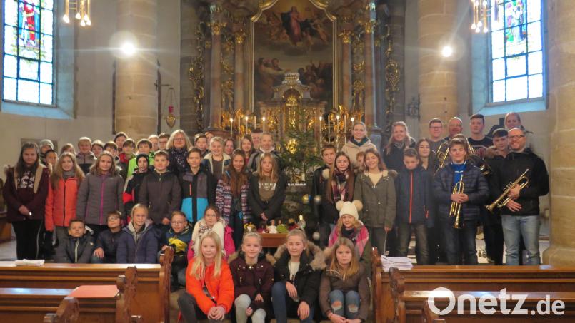 Viele Realschüler beteiligen sich an der Gestaltung des vorweihnachtlichen Gottesdienstes in der Stadtpfarrkirche. Bild: jzk