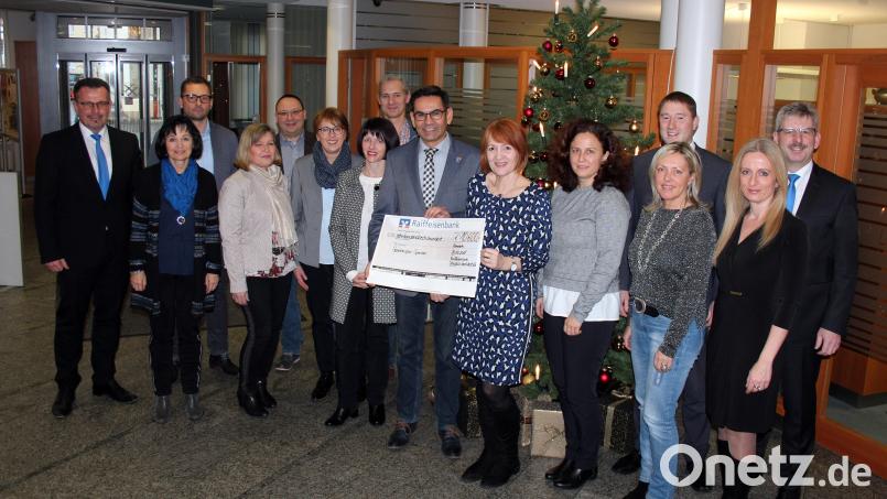 Die Bank-Vorstände Joachim Geyer (links), Robert Haubner (rechts) und Thomas Keck (Vierter von rechts) überreichen insgesamt 10600 Euro an die Schulen im Geschäftsgebiet der Raiffeisenbank Oberpfalz NordWest eG. Bild: stg
