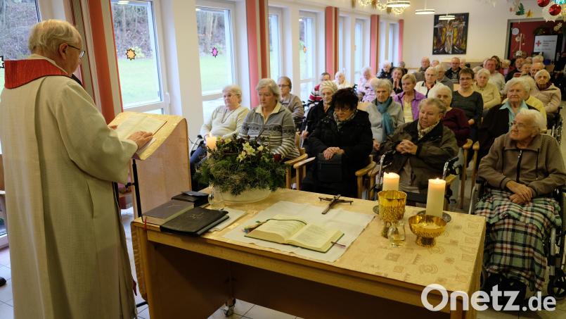 „Dieses Haus ist ein Stück Himmel“, urteilt im Gottesdienst am zweiten Weihnachtsfeiertag im BRK-Seniorenheim Ruhestandspfarrer Helmut Süß. Die Liedertafel umrahmt die Messe mit weihnachtlichen Gesängen. Bild: do
