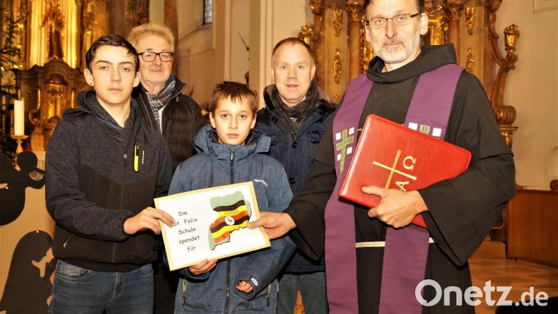 Nico Högerl und Jan Scharnagl (vorne, von links) überreichen Pater Stanislaus (rechts) 1000 Euro für die Patenkinder. Gerhard Köppl und Rainer Hetz runden den Betrag mit 800 Euro auf. Bild: arw