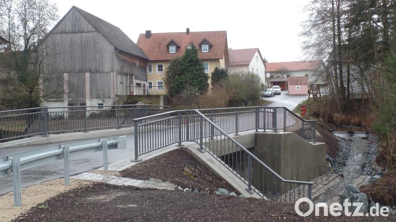 Die neue Brücke über die Creußen (Bild) ist nunmehr komplett fertiggestellt, auch wenn noch kleinere Restarbeiten erforderlich sind. Die Brückenbaumaßnahme war heuer ein Schwerpunkt bei den Investitionen der Gemeinde Schlammersdorf. Bild: Brendel, Hubert (BR)