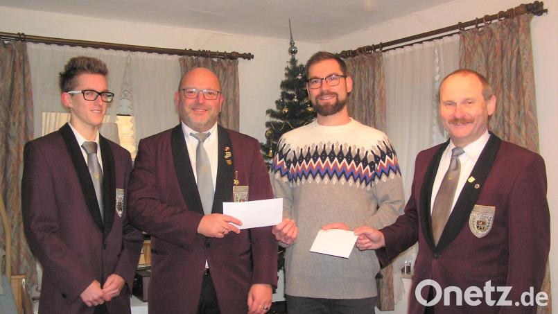 Tobias Schulz, Alexander Völkl, Ronny Tölzer und Karl Herrmann (von links) bei der Spendenübergabe. Bild: tu