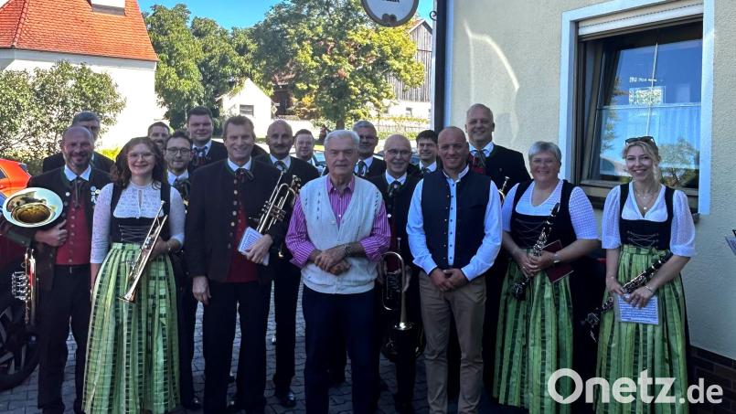 Josef Graf feierte seinen 80. Geburtstag im Kreise von Familie, Freunden und Vereinskameraden. Bild: Lisa Weigert