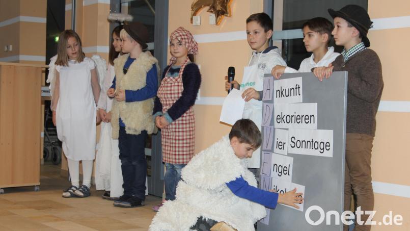Bei der Musical-Vorführung im Alten- und Pflegeheim erklärten die Schüler anschaulich, wie sie das Wort „Advent“ definieren. Bild: frd