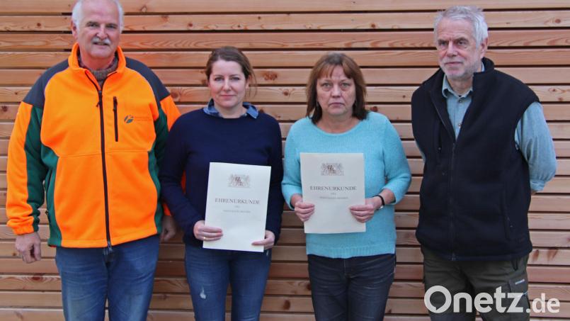 Stefan Bösl (links) und Hans Hann (rechts) gratulierten Judith Schemela und Waltraud Schmauß (von links) zu Dienstjubiläen. Sie arbeiten seit 25 beziehungsweise 40 Jahren beim Forst. Bild: nm Bild: nm