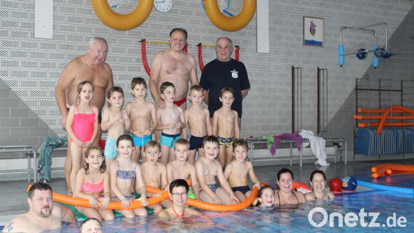 Die Kinder können mit Stolz ihr erstes Schwimmabzeichen tragen. Bild: exb