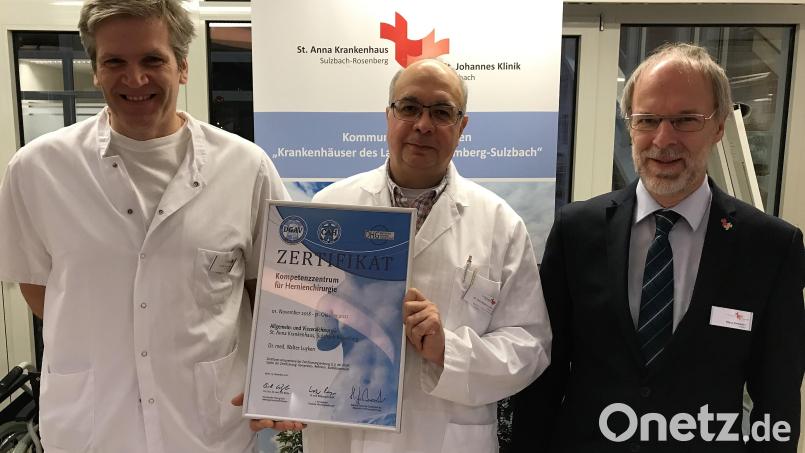 Eitel Freude im St.-Anna-Krankenhaus (von links): Oberarzt Dr. Drazen Servis, Chefarzt Dr. Walter Luyken sowie Klinikumsvorstand Klaus Emmerich. Bild: Marie Ehras