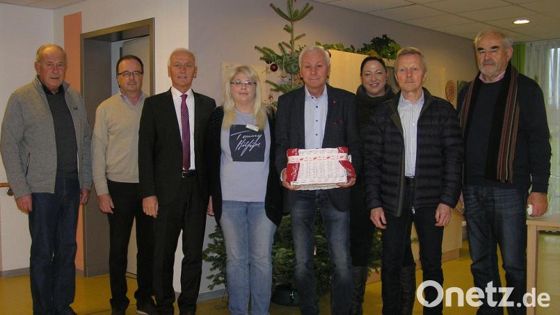 Altbürgermeister Günther König (von links), Ortsvereinsvorsitzender Robert König, Bürgermeister Peter König, Fraktionssprecher Dieter König sowie die Gemeinderatsmitglieder Oswald Geisler und Hans Englmann überbringen den Senioren zu Weihnachten Geschenke. Unsere Aufnahme zeigt sie mit Hausleiterin Tina Ahrendt (Dritte von rechts) und Pflegedienstleiterin Kristina Meier (Vierte von links). Bild: öt