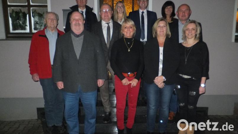 Den geehrten Mitgliedern gratulieren Ortsvorsitzender Georg Götz. Dritte Bürgermeisterin Evi Höllerer, Bürgermeister Bernhard Lindner (hinten, von rechts) und CSU-Kreisvorsitzender Harald Schwartz (hinten, links). Bild: ibj
