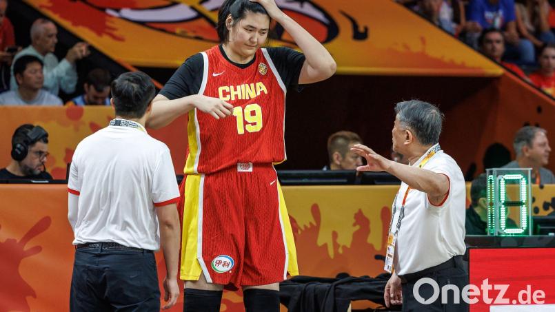 Die Chinesin Zhang Ziyu ist die mit Abstand größte Basketballerin bei der WM in Berlin. (Archivbild) Bild: Andreas Gora/dpa