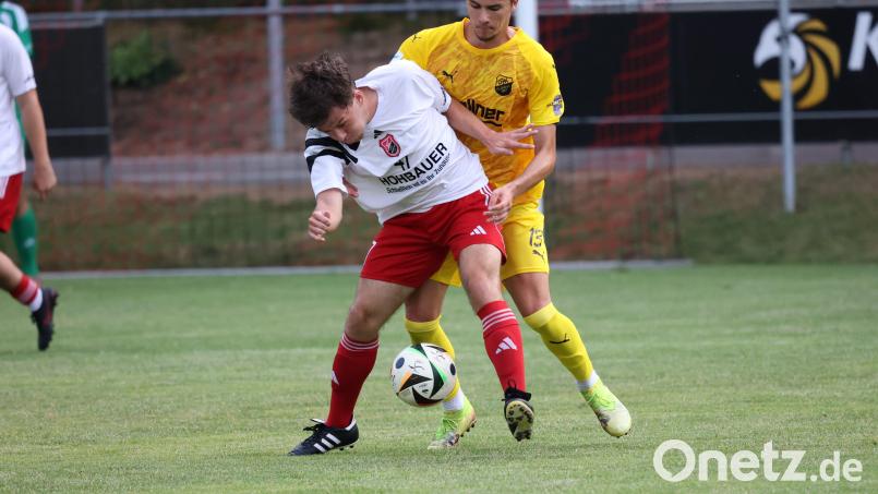 Mittelfeldmotor Josef Fenzl (vorne) zog im Spiel des SC Luhe-Wildenau die Fäden und setzte seine Mitspieler immer wieder gefährlich in Szene. Archivbild: Dieter Jäschke