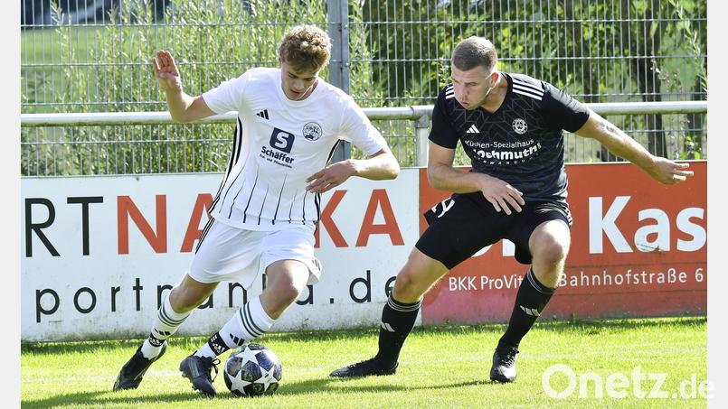 Abwehrmann Matthias Schreyer (rechts) und der FC Wernberg erwarten am Freitagabend den TV Nabburg. Bild: Hubert Ziegler