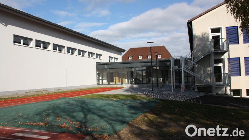 Bald werden die Räume der Grundschule in Altenstadt an der Waldnaab wieder mit Schülern gefüllt sein. Bild: Johann Adam