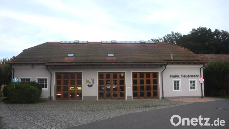 Das Feuerwehrhaus Etzenricht erfüllt nicht die Voraussetzungen für eine Sanierung und Erweiterung nach den vorgegebenen Richtlinien. Bild: Ernst Frischholz