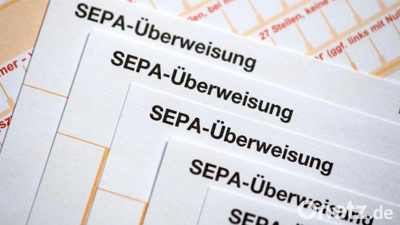 Ein Ex-Sparkassen-Mitarbeiter soll sich Geld von fremden Konten auf eigene Konten überwiesen haben. (Archivbild) Bild: Fabian Sommer/dpa/dpa-tmn