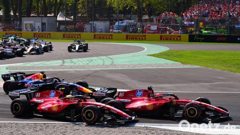 Hamilton (2.v.r) und sein Teamkollege Leclerc geraten in der ersten Schikane aneinander. (Archivbild) Bild: Bradley Collyer/PA Wire/dpa