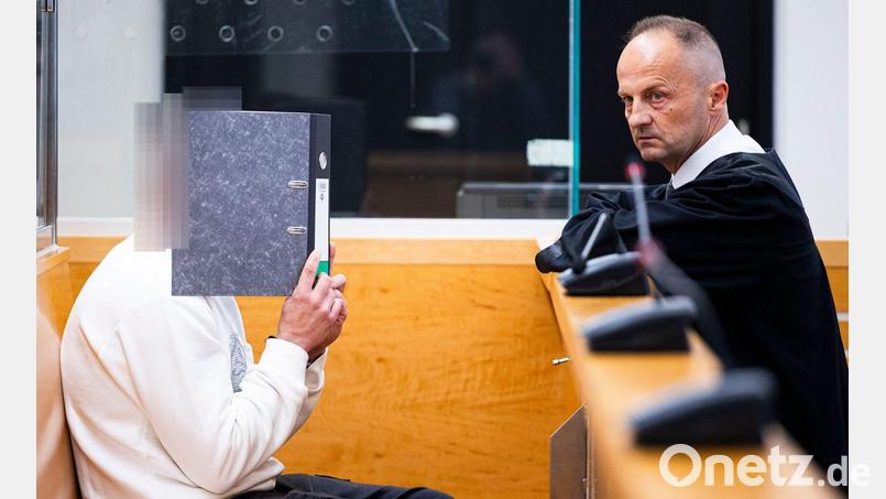 Der Angeklagte (links) sitzt im Gerichtssaal im Landgericht Hannover neben seinem Verteidiger Marcin Raminski. Bild: Michael Matthey/dpa