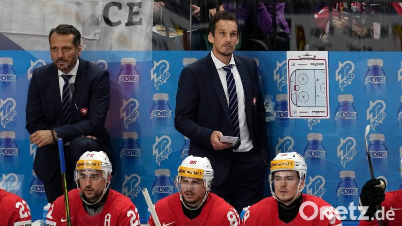 Patrick Fischer (rechts hinten) verfolgt als damaliger Schweizer Nationalcoach das WM-Finale 2024. (Archivbild) Bild: Darko Vojinovic/AP/dpa