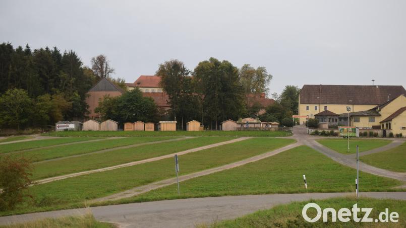 Das Schloss Guteneck wird um eine Almhütte mit Terrasse für Gastplätze im Freien erweitert. Damit erhofft sich der Schlossherr eine weitere Steigerung der Attraktivität. Bild: Richard Braun
