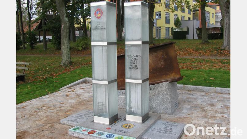 Das Mahnmal mit dem Stahlträger aus den Überresten des World Trade Centers von New York steht in der Allee von Oberviechtach auf einem Sockel aus Oberpfälzer Granit. Archivbild: zim