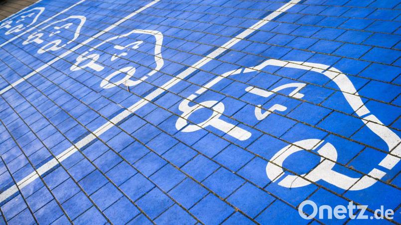 Mehr als jeder vierte Fahrer eines Autos mit Verbrennermotor in Deutschland will aufs E-Auto umsteigen. (Symbolbild) Bild: Julian Stratenschulte/dpa