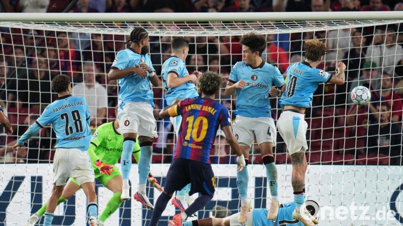 Barcelonas Lamine Yamal traf per Freistoß gegen Rotterdam. Bild: Emilio Morenatti/AP/dpa