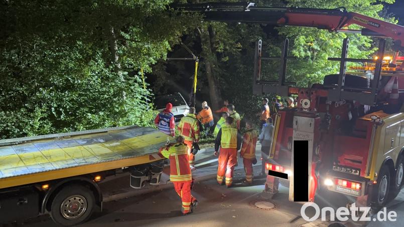 Mit einem Abschlepp-Lkw mit Kran konnte das Auto schließlich aus dem Weiher gehoben werden. Der Einsatz eines solchen Fahrzeugs kann für den Unfallverursacher teuer werden. Bild: PI Neustadt a.d.Waldnaab, Wimmer, POM