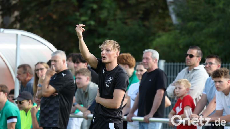 Trainer Tim Schlesinger und der FC Weiden-Ost II sind in der Kreisliga Nord nach sieben Spieltagen noch immer ungeschlagen. Archivbild: Dieter Jäschke