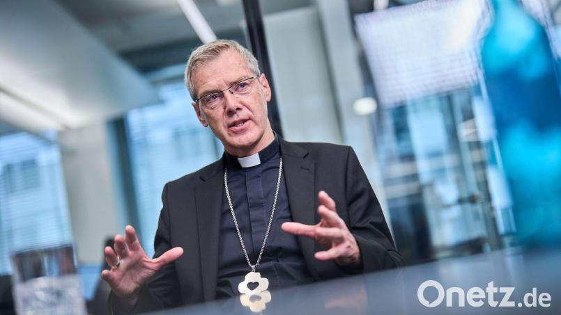 Heiner Wilmer, Vorsitzender der Deutschen Bischofskonferenz, bleibt bei der ablehnenden Haltung der katholischen Kirche gegenüber der AfD. Bild: Michael Kappeler/dpa