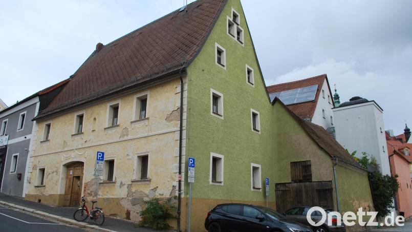Seit fünf Jahren steht das Anwesen "Fick am Bach" an der Kolpingstraße in Waldsassen nun schon leer – und geht damit als Lost Place durch. Dass es ein Fachwerkhaus ist, ist dem Gebäude von außen nicht anzusehen. Bild: Thorsten Schreiber