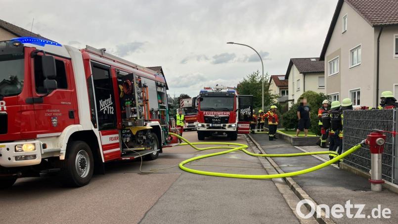 Mit über 30 Helfern sind die Feuerwehren von Pfreimd und Neusath am Mittwoch bei einem Kellerbrand in Pfreimd im Einsatz. Obwohl nur 16 Minuten zwischen Alarmierung und Erfolgsmeldung "Feuer aus" vergehen, ist der Schaden enorm. Bild: Hannes Menzl