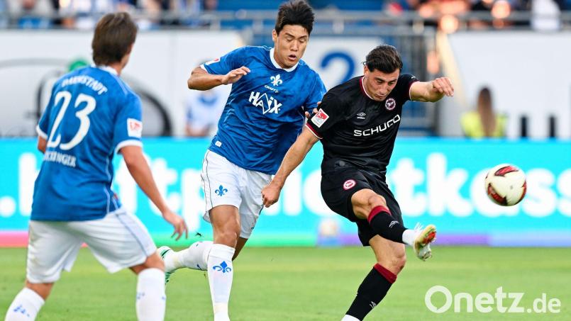 Ho-Jae Lee (Mitte) brachte Darmstadt gegen Bielefeld früh in Führung. Bild: Uwe Anspach/dpa