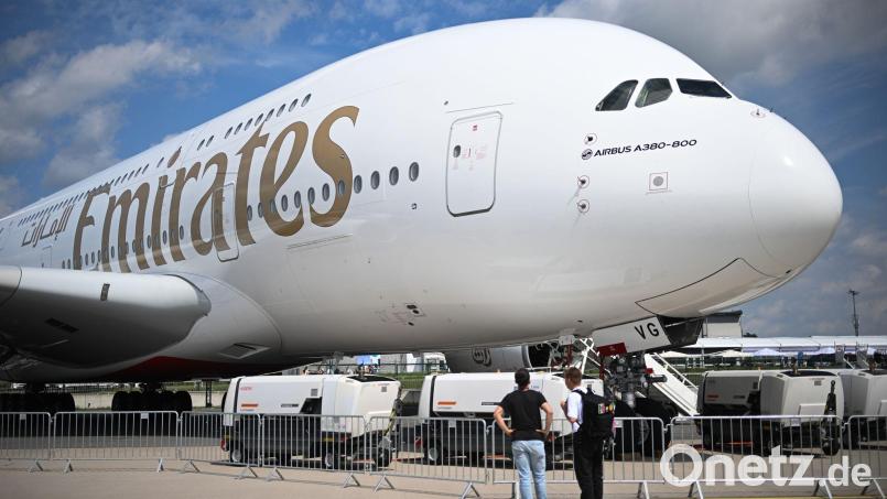 Die Fluggesellschaft Emirates präsentierte in den vergangenen Jahren bei der ILA am Flughafen Berlin-Brandenburg eine ihrer Maschinen - künftig darf die Airline den Flughafen auch tatsächlich ansteuern. (Archivbild) Bild: Sebastian Gollnow/dpa