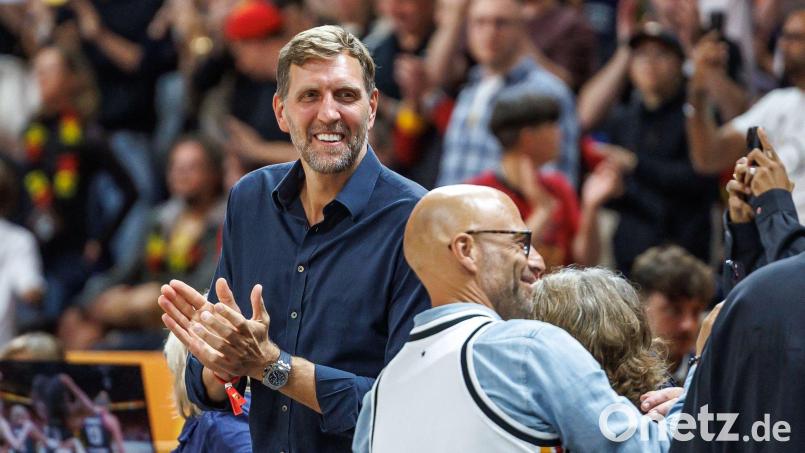 Dirk Nowitzki (l) Bild: Andreas Gora/dpa