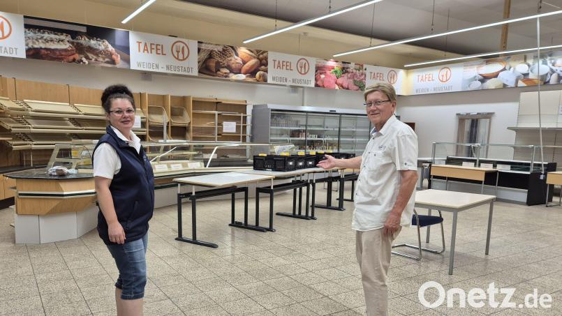 Rainer Sindersberger, Vorsitzender der Tafel Weiden-Neustadt, und Geschäftsführerin Diana Hermann präsentieren die Markthalle, in der die Waren ausgegeben werden. Bild: Lowak