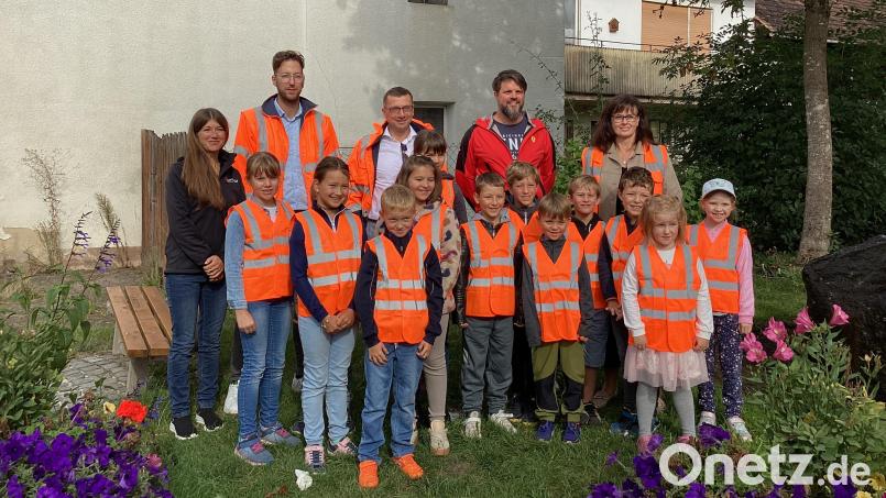 Mit Warnwesten ausgestattet, können Schüler in Michelfeld künftig in die Schule gehen. Auslöser der Übergabe durch die Firma Eiffage ist das aktuelle Bauprojekt Flembachbrücke, das den Schwerlastverkehr durch den Ort lotst. Mit dabei waren Christoph Weh, der verantwortliche Bauleiter (hinten, Zweiter von links) und Stefan Noll (Dritter von links), beide vom Staatlichen Bauamt Amberg-Sulzbach, Johannes Lindner (Zweiter von rechts), der den Lotsendienst initiierte und Bürgermeisterin Birgit Barth (rechts). Bild: Monika Ziegeler