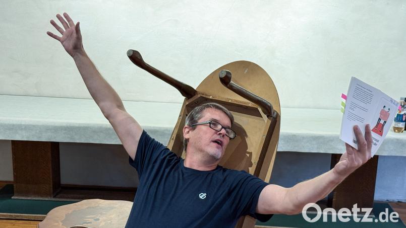 Stefan Reindl dreht durch: Der Spielleiter der Buchbergbühne ist auch wieder als Schauspieler aktiv. Bild: Petra Hartl