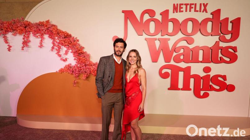Für Noah und Joanne wird es ernst: Nach ihrem erneuten Liebesbekenntnis wagen sie den nächsten Schritt und ziehen zusammen. (Archivbild) Bild: Chris Pizzello/Invision/AP/dpa