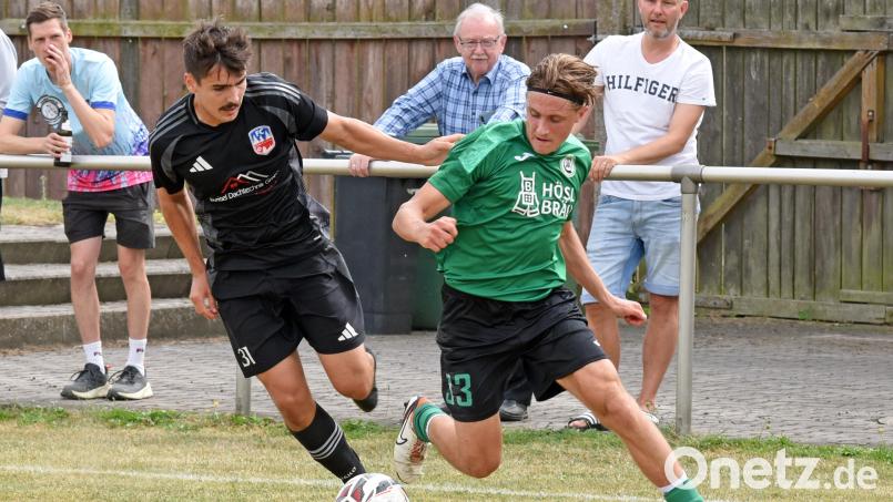 Der SV Mitterteich muss einige Wochen auf den am Sprunggelenk verletzten Alexander Dylda (rechts, im Spiel gegen den FC Fichtelgebirge) verzichten. Archivbild: Rudi Gebert