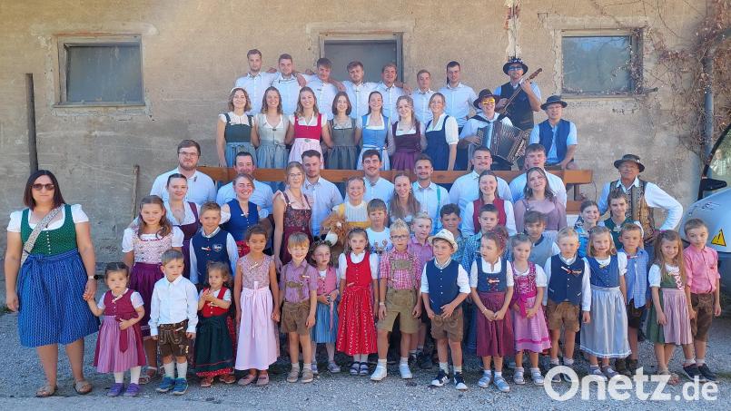 Das Oberkirwapaar Steffi Simon und Markus Dobmeier, die Kirwapaare und Kinderkirwapaare präsentierten sich farbenfroh in Dirndl und Lederhose. Bild: Heribert Urbanek